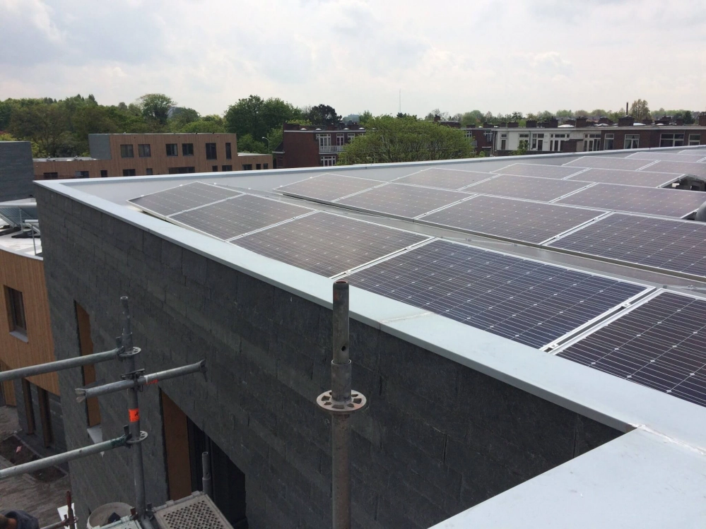 8.-Dakafwerking-op-dak-met-zonnepanelen-Voorburg